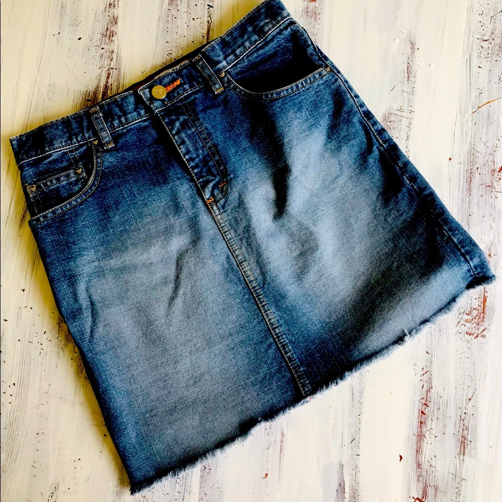 Super cute high waisted denim skirt